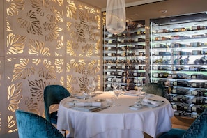 2 restaurants, breakfast served - Domaine Et Golf Du Roncemay (Chassy)