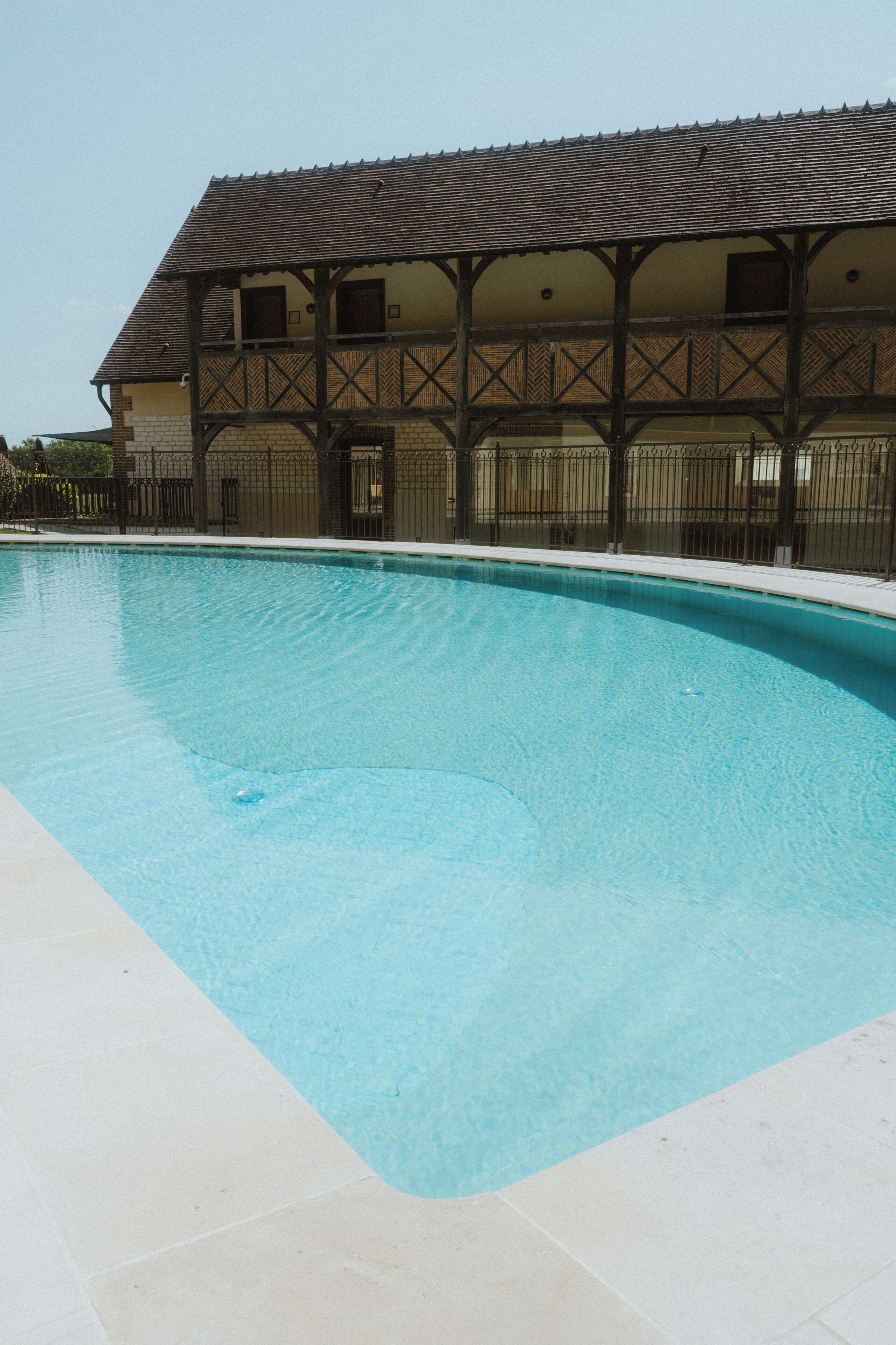 Hồ bơi ngoài trời phục vụ theo mùa, dù/ô trên bãi biển/hồ bơi 