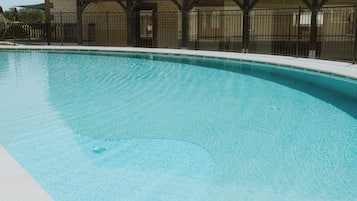 Hồ bơi ngoài trời phục vụ theo mùa, dù/ô trên bãi biển/hồ bơi