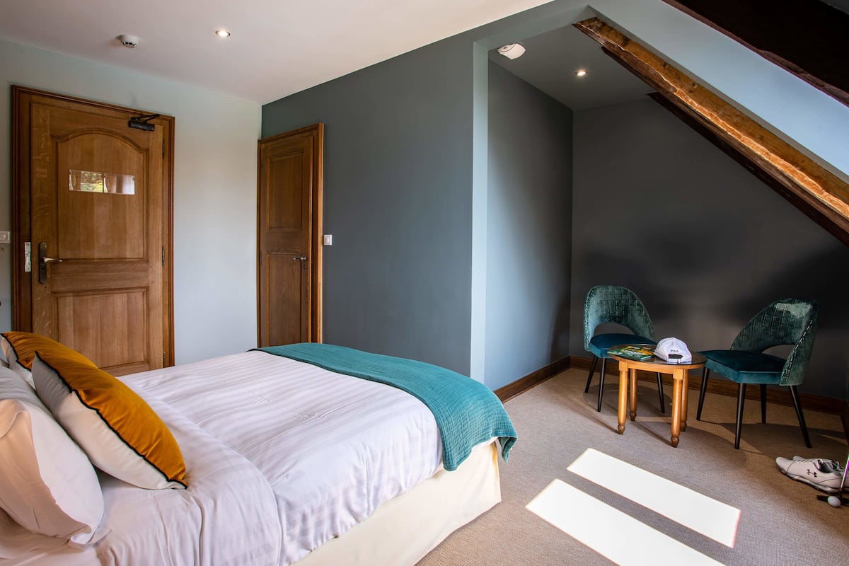 basic room | desk, rollaway beds, free wifi, bed sheets