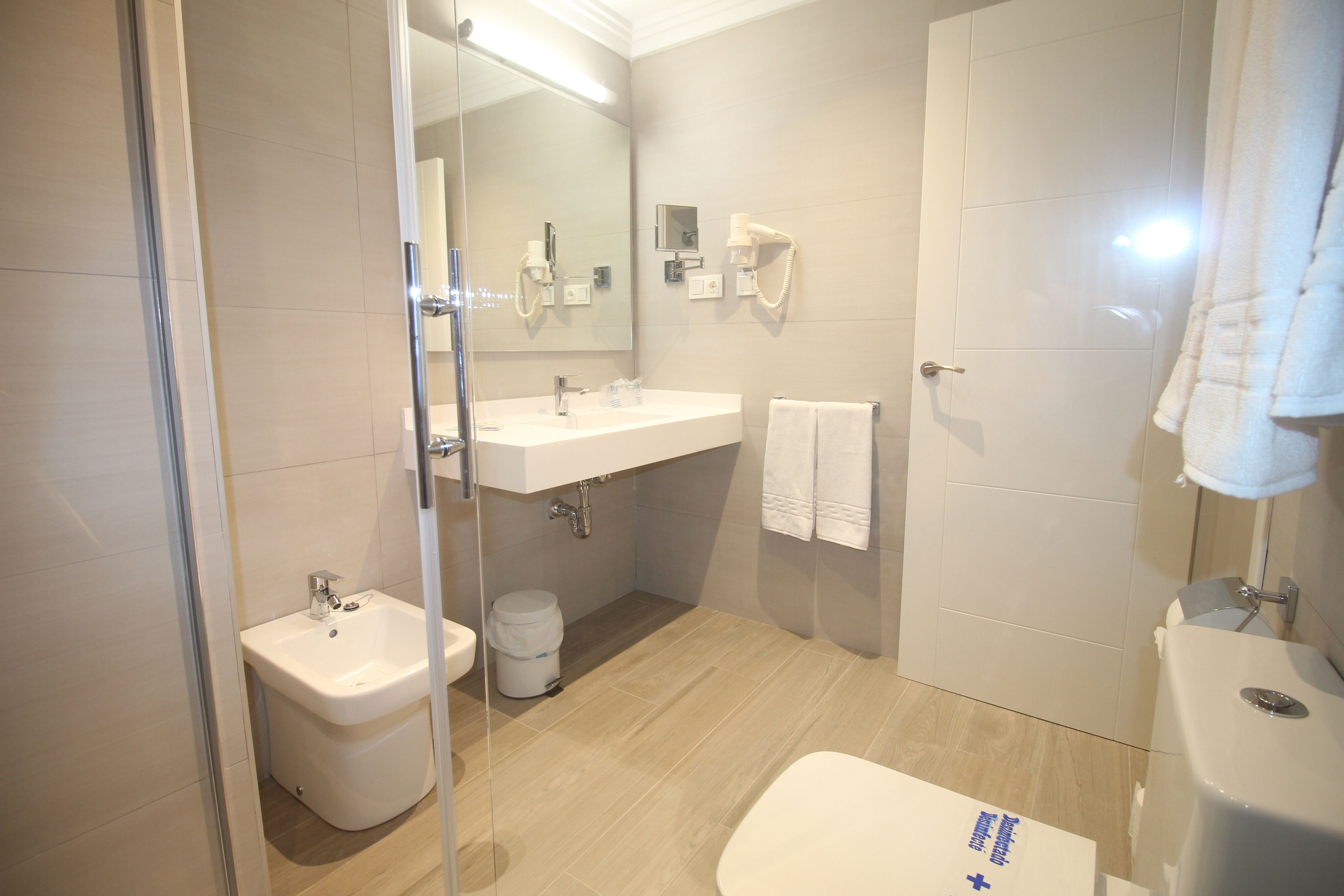 superior room | bathroom | free toiletries, hair dryer, bidet, towels