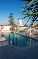 Außenpool, Sonnenschirme, Liegestühle