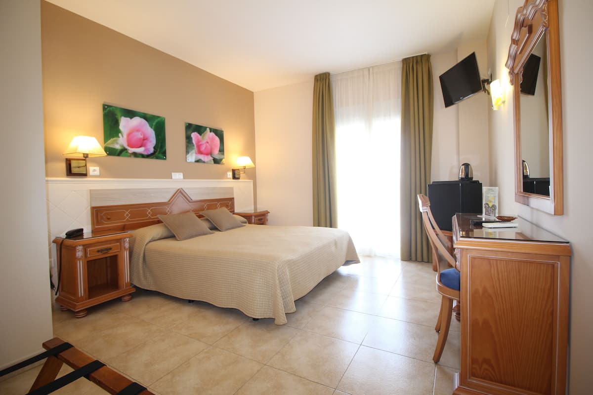 Double or Twin Room | Bar mini, peti besi dalam bilik, meja, kalis bunyi