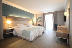 Superior Room | Minibar, in-room safe, desk, soundproofing - Puerta del Mar (Nerja)