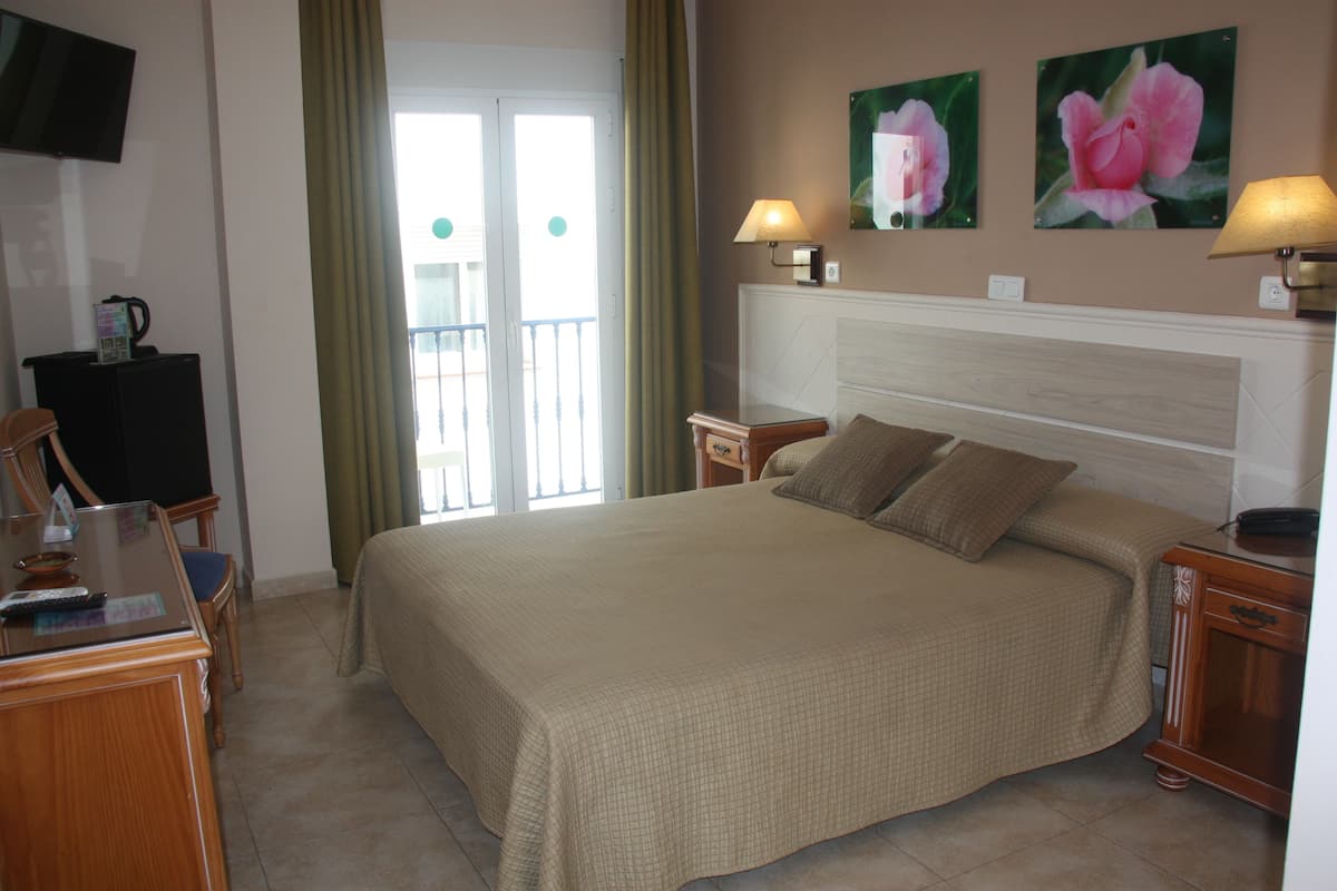 Double Room Single Use | Bar mini, peti besi dalam bilik, meja, kalis bunyi