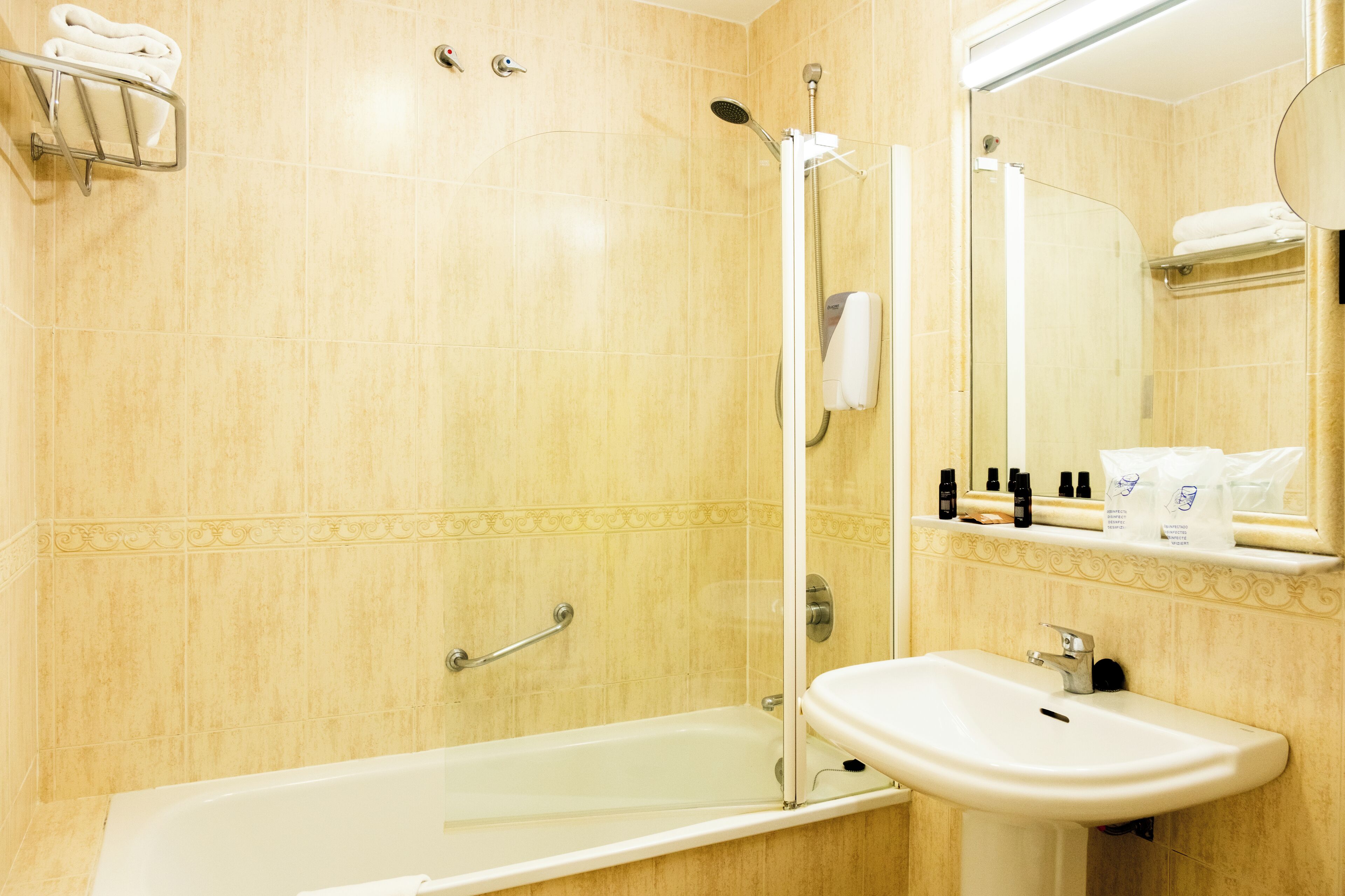 Un baño con bañera, lavamanos y ducha.
