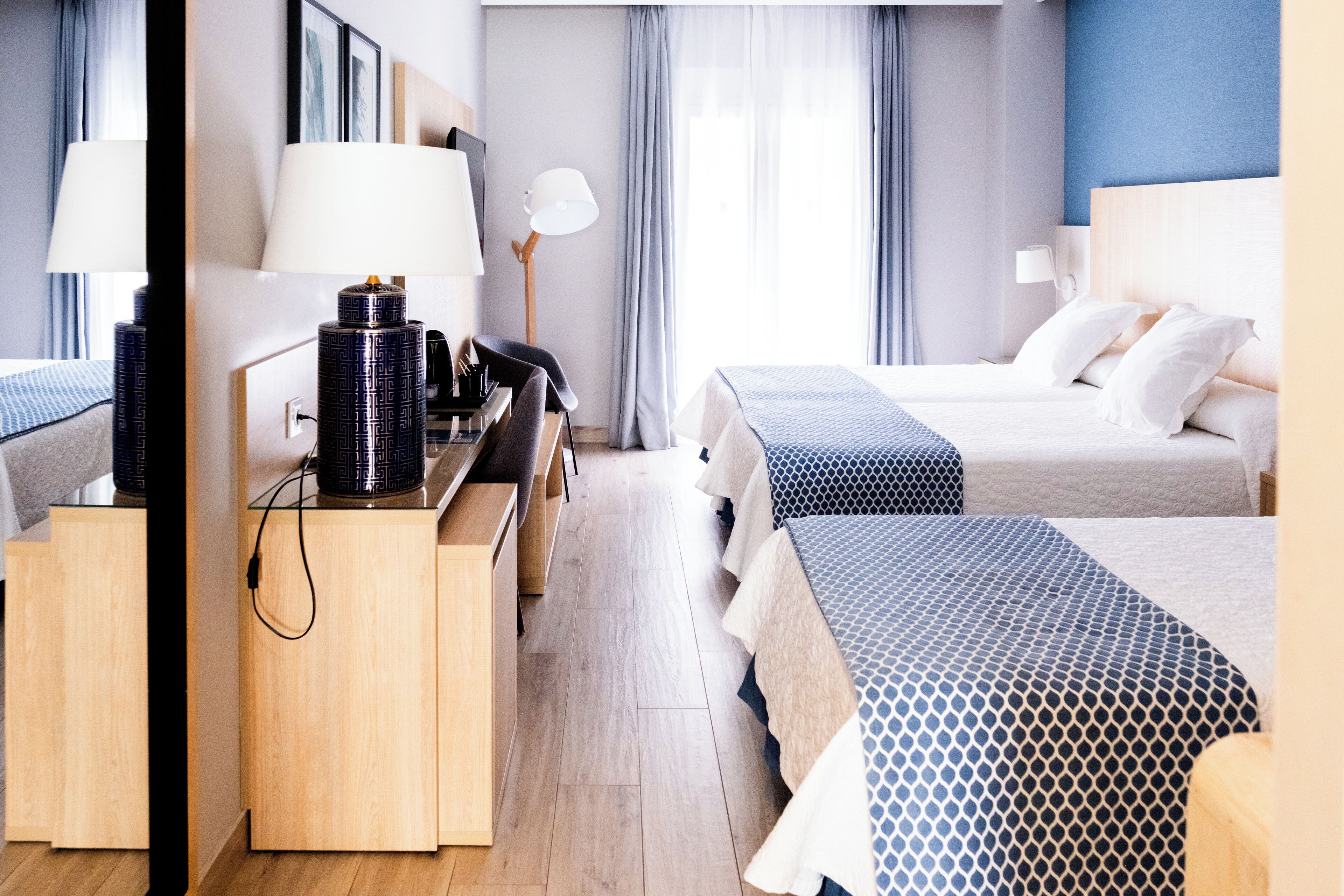 Tremannsrom | Minibar, safe på rommet, skrivebord og lydisolert