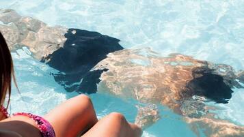 Piscine extérieure, parasols de plage, chaises longues