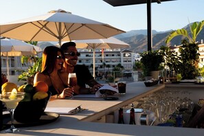 Bar en bord de piscine