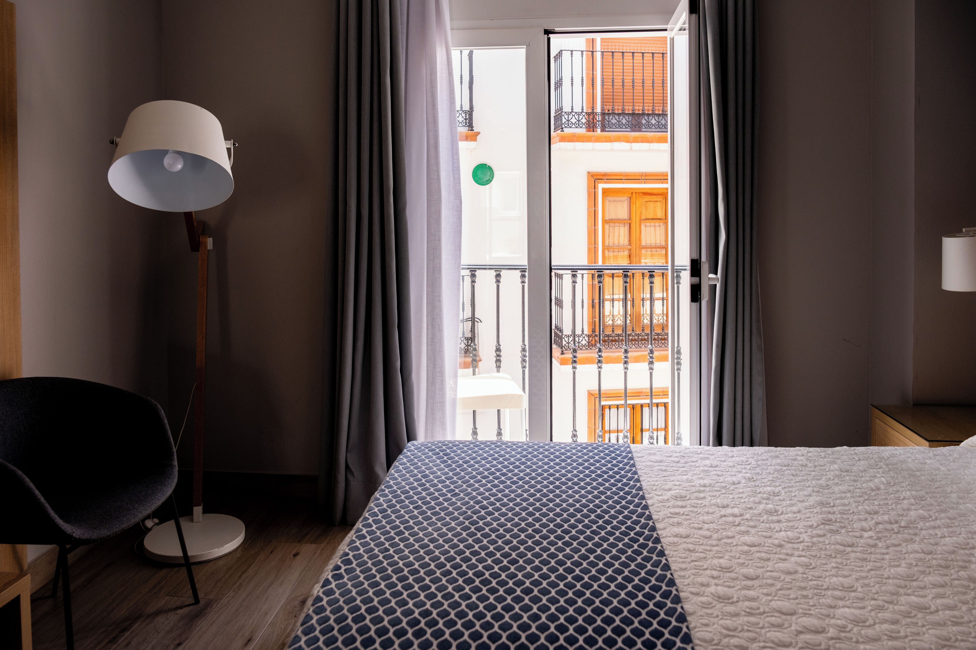 Minibar, caja de seguridad en la habitación y escritorio 