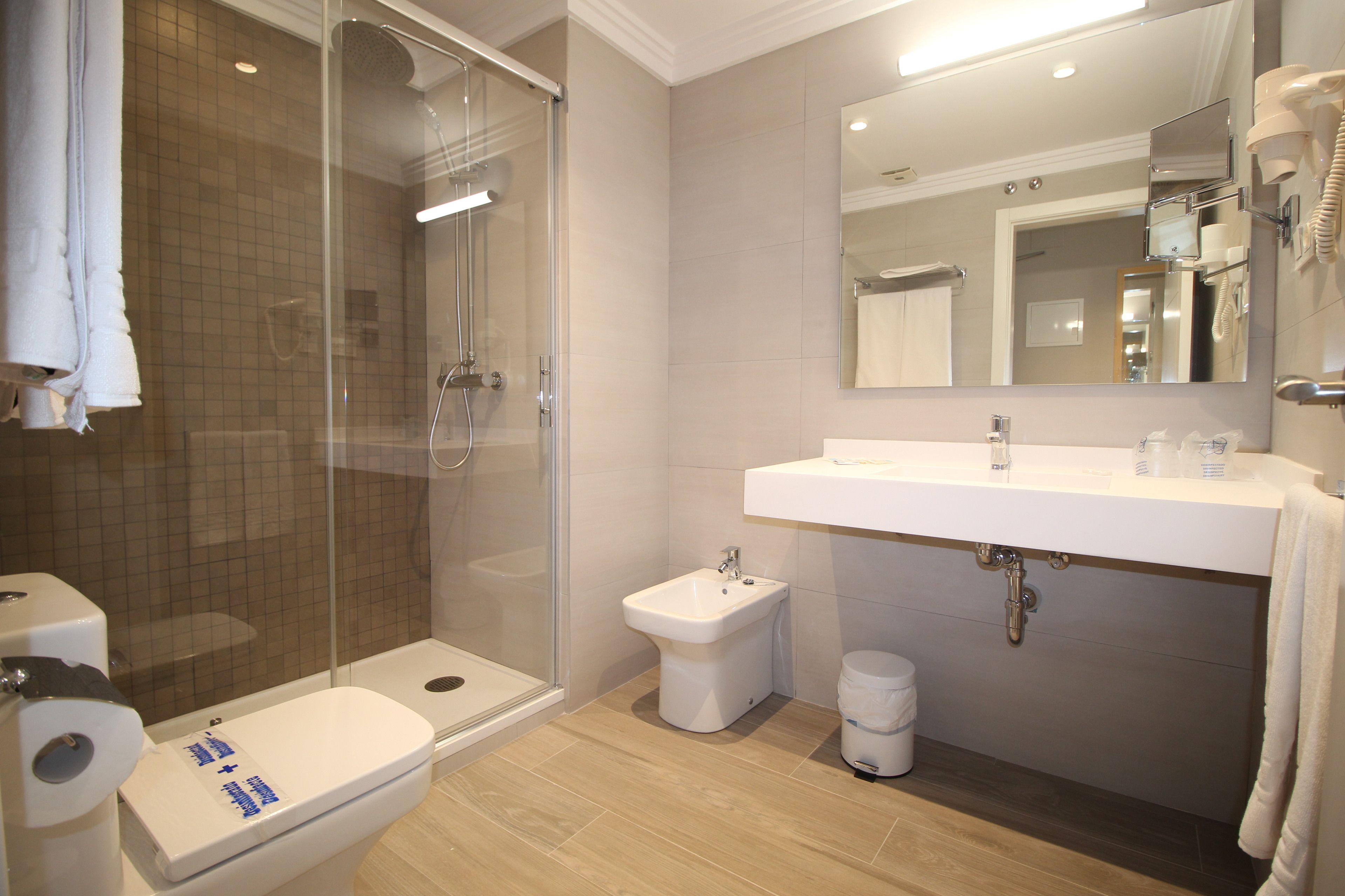 superior room | bathroom | free toiletries, hair dryer, bidet, towels