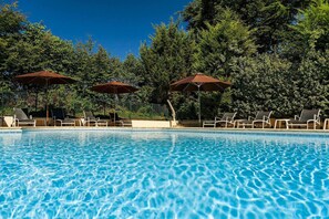 Seasonal outdoor pool, pool loungers - Hôtel du Château de la Tour (Beguey)