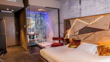 Con stile personalizzato, con arredamento individuale, una scrivania