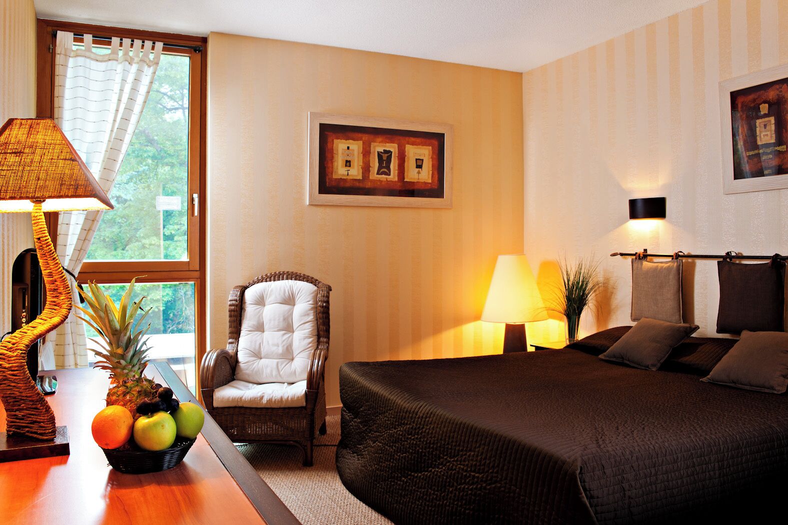 特色装修、特色家居、办公桌、隔音