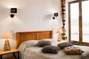 Standard Double Room | Individually decorated, individually furnished, desk, soundproofing - Hôtel du Château de la Tour (Beguey)