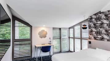 Panorama tweepersoonskamer | Individueel gedecoreerd, individueel gemeubileerd, een bureau