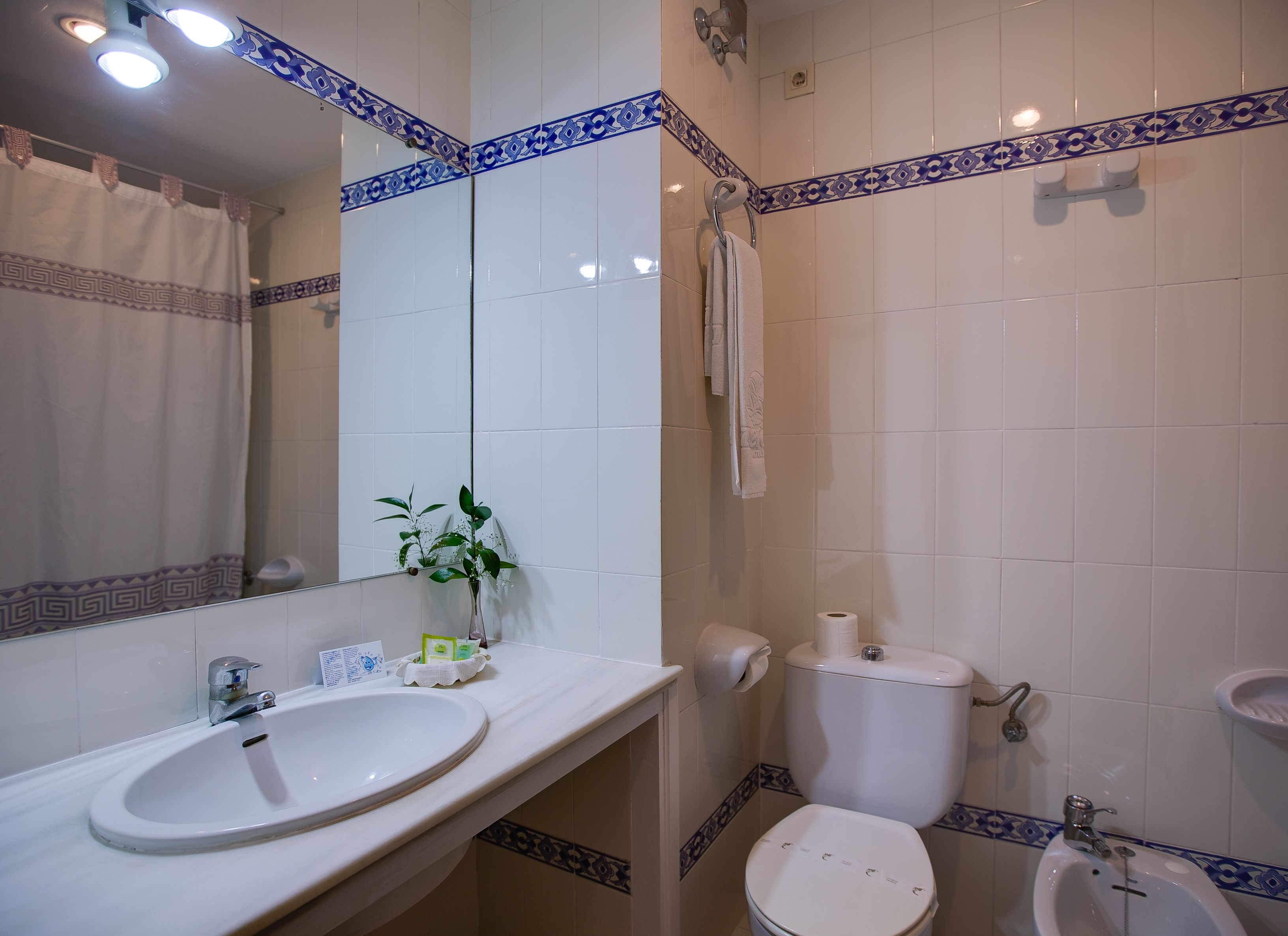 triple room | bathroom | bathtub, free toiletries, hair dryer, bidet