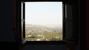 A window with an open view of a hilly landscape. - Hotel Rural Zuhayra (Zuheros)