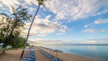 Plage, sable blanc, chaises longues, parasols