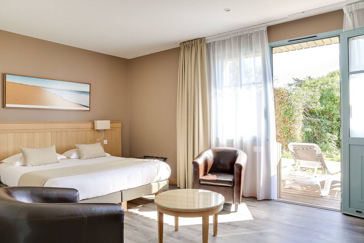 premium bedding, in-room safe, desk, soundproofing