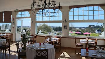 Se sirven almuerzos y cenas; cocina local; con vista al jardín