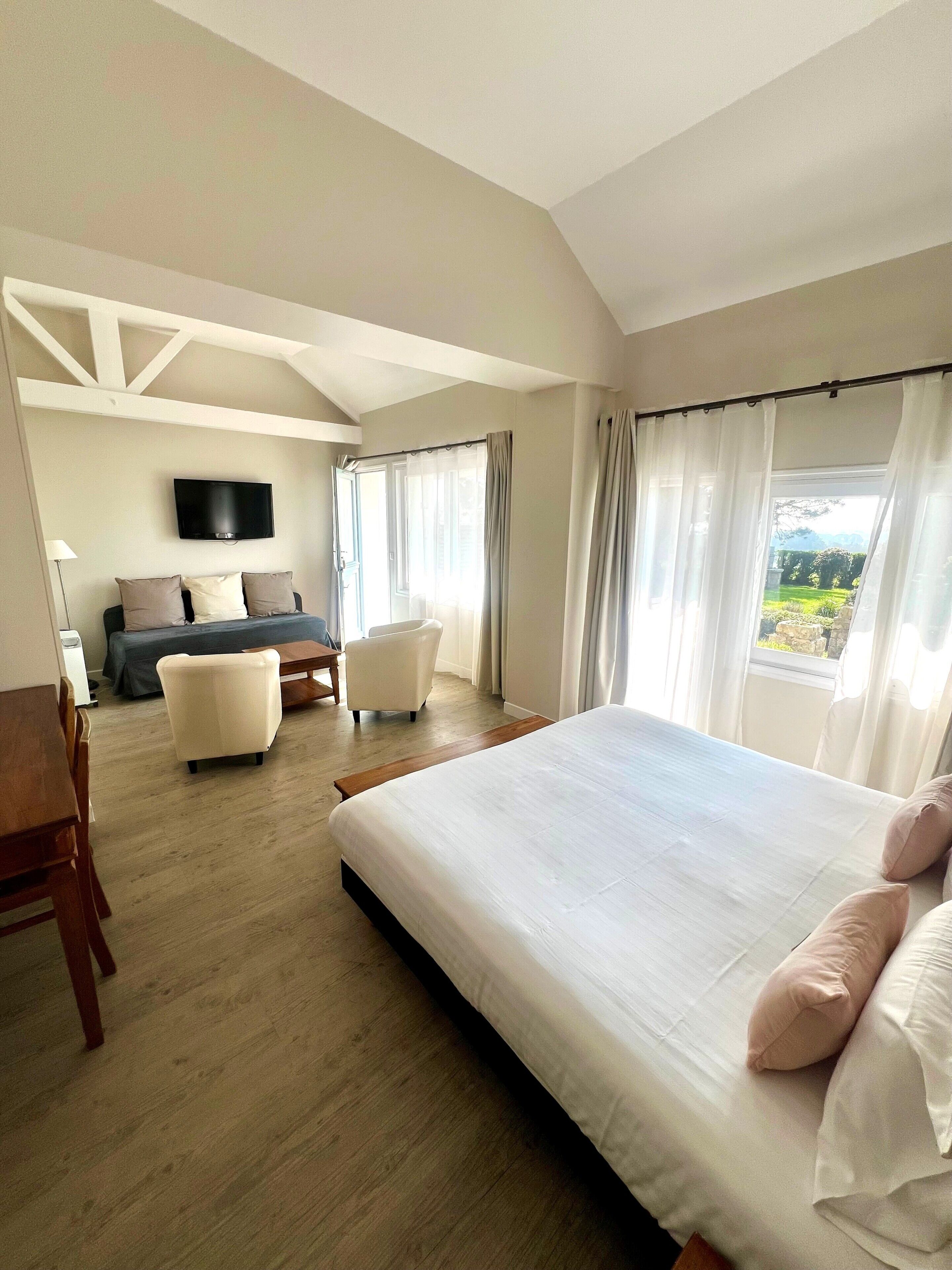 Junior Suite, Terrace, Garden View | Premium bedding, in-room safe, desk, soundproofing