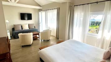 Ropa de cama de alta calidad y caja de seguridad en la habitación