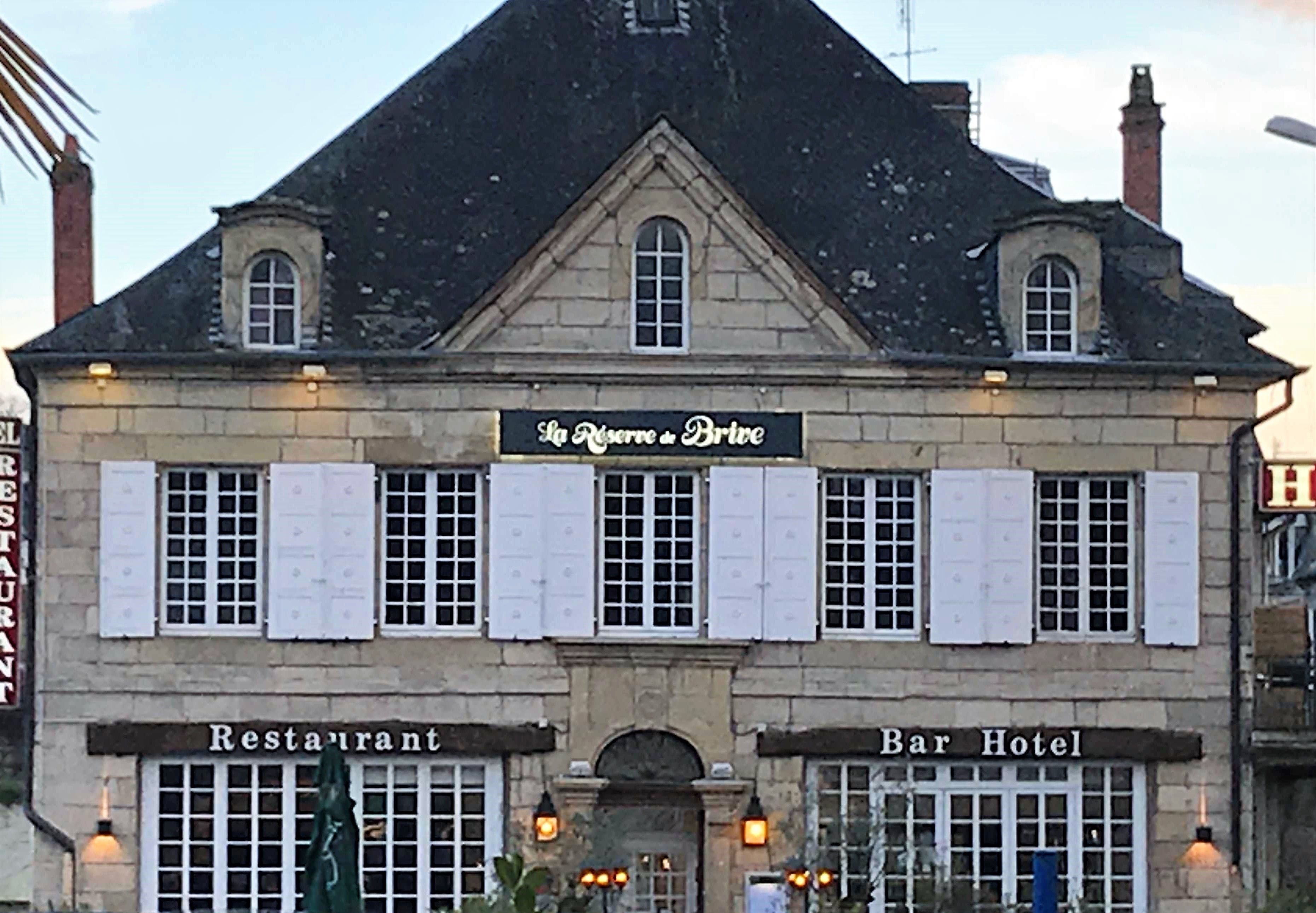 Un immeuble portant une enseigne indiquant « La Résidence de Brive » et « Restaurant Bar Hôtel », ce qui signifie qu’il abrite un restaurant, un bar et un hôtel.