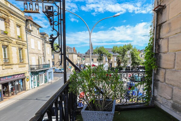 Comfort-Doppelzimmer, 1 Schlafzimmer, Terrasse, Stadtblick | Ausblick vom Zimmer
