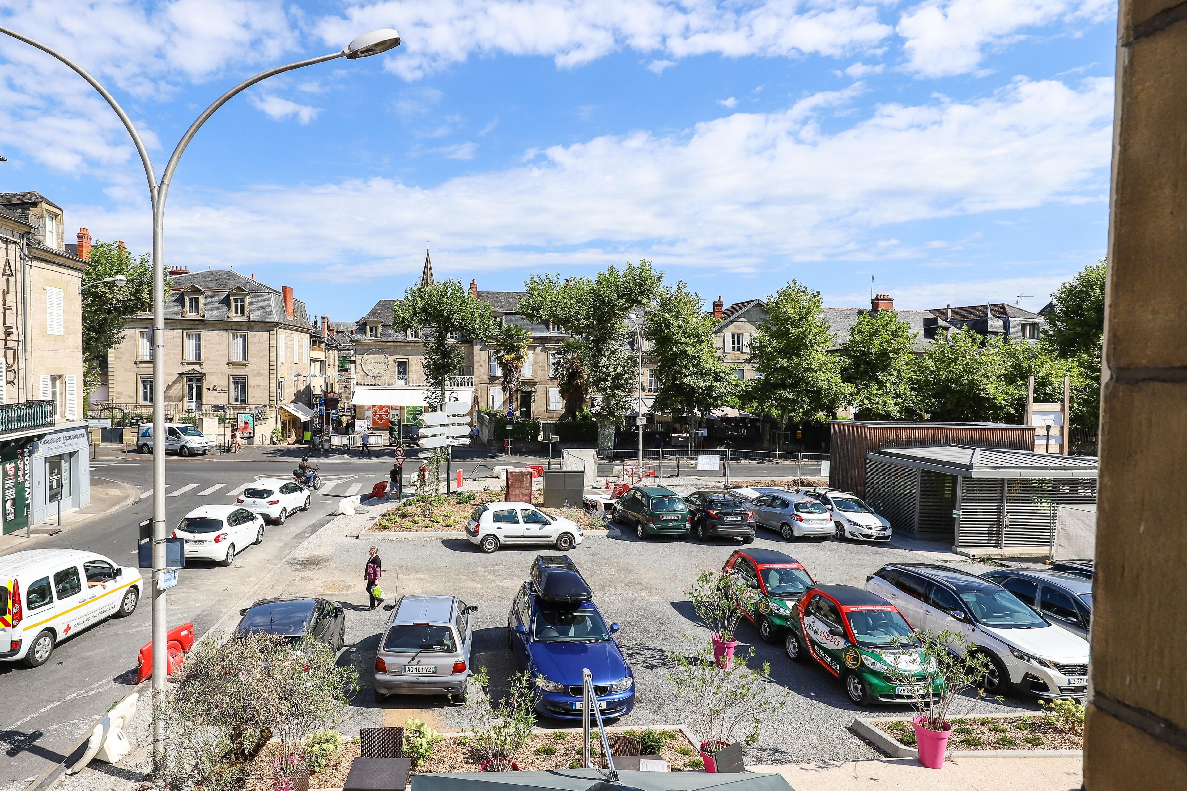 desk, soundproofing, free cots/infant beds, free wifi