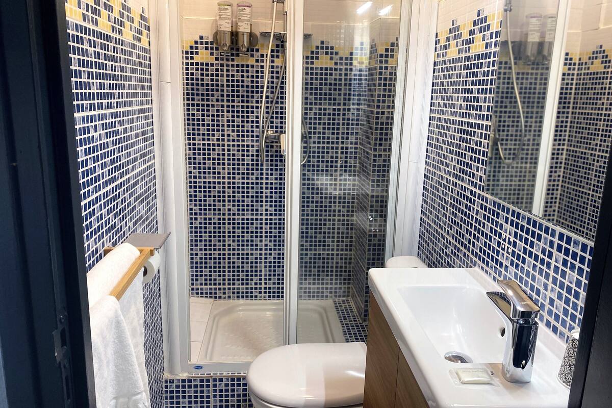 single room | bathroom | free toiletries, hair dryer, towels