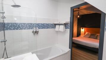 Classic Room, 1 Double Bed | Bathroom | Free toiletries, hair dryer, towels