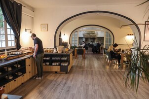Café da manhã continental todos os dias (EUR 13 por pessoa) 