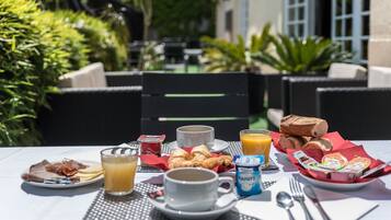 Petit déjeuner continental servi tous les jours en supplément