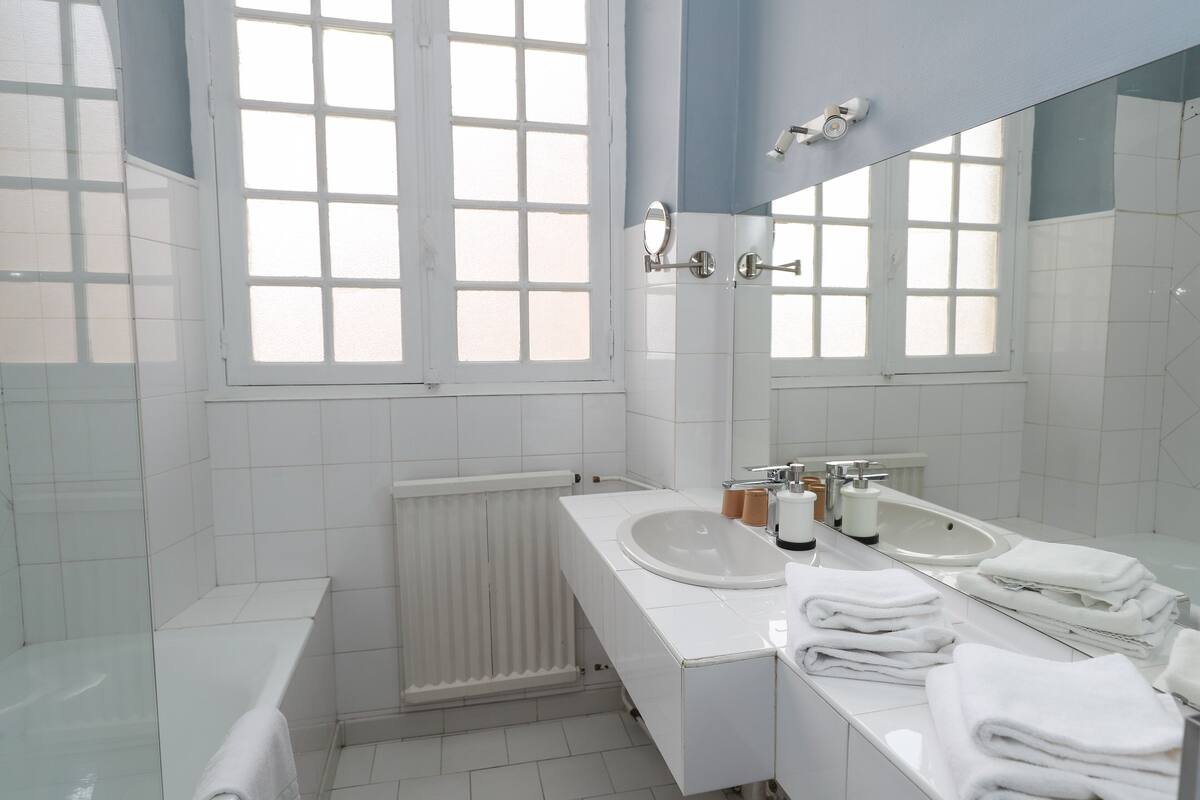 comfort double room, 1 bedroom, terrace, city view | bathroom | free toiletries, hair dryer, towels