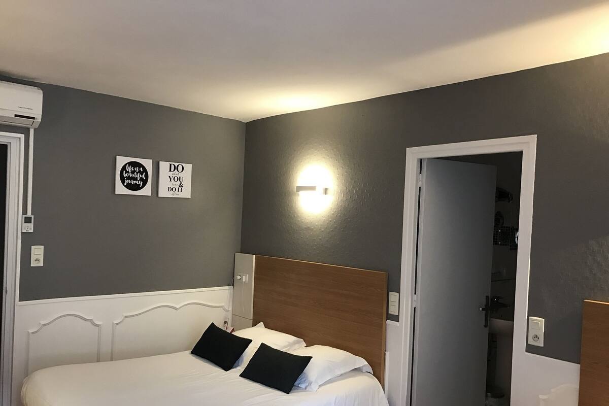 Triple Room | Desk, soundproofing, free cots/infant beds, free WiFi