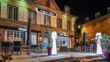 A hotel with outdoor seating and a bar named Glacier.