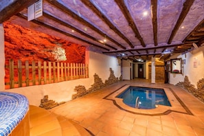 Piscina interna, piscina externa sazonal, guarda-sóis, espreguiçadeiras