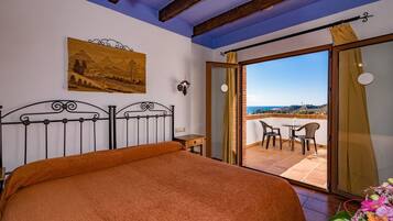 Double Room, Terrace | Bar mini, peti besi dalam bilik, meja, langsir/tirai gelap terus