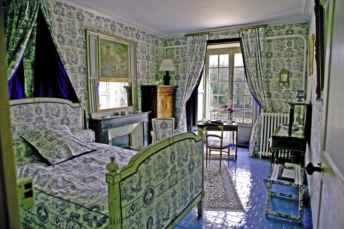 Premium bedding, desk, rollaway beds, free WiFi