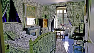 Premium bedding, desk, rollaway beds, free WiFi