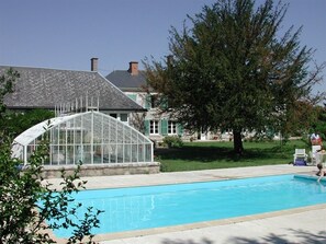 Una piscina al aire libre, una piscina climatizada