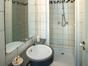 Apartment, Ensuite, Garden View (Villemorin) | Bathroom - Château de la Rue (Suevres)