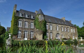 Front of property - Chateau De La Motte Beaumanoir (Pleugueneuc)