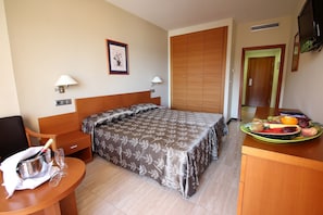 Double Room | Minibar, in-room safe, desk, cribs/infant beds