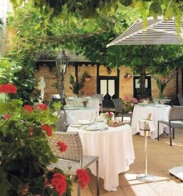 Outdoor dining - Hotel de la Poste (CHAROLLES)