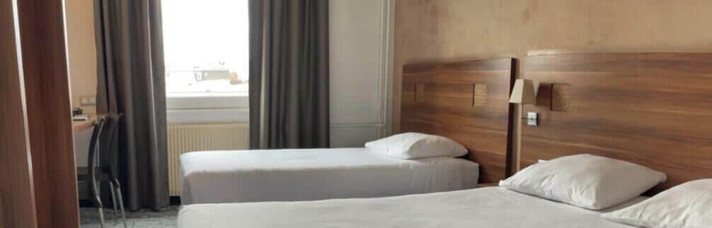 Traditional Family Room | Escritorio, espacio para trabajar con un portátil, wifi gratis