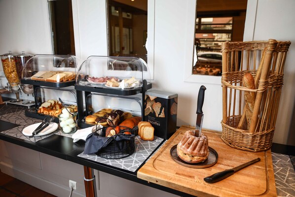 Daily buffet breakfast (EUR 13.00 per person)