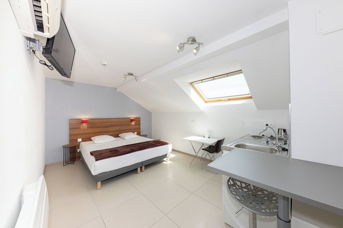 Classic Studio | Desk, laptop workspace, WiFi (free), bed sheets