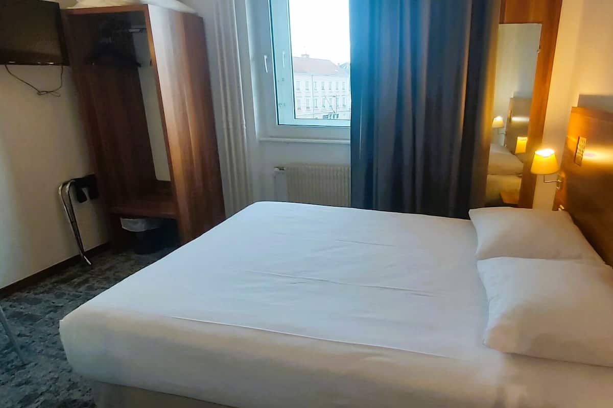Traditionele tweepersoonskamer | Een bureau, een laptopwerkplek, gratis wifi, beddengoed